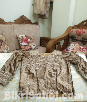 বিলাসবহুল ব্রাইডাল লেহেঙ্গা — জরি ও স্টোন কাজ সহ নতুন